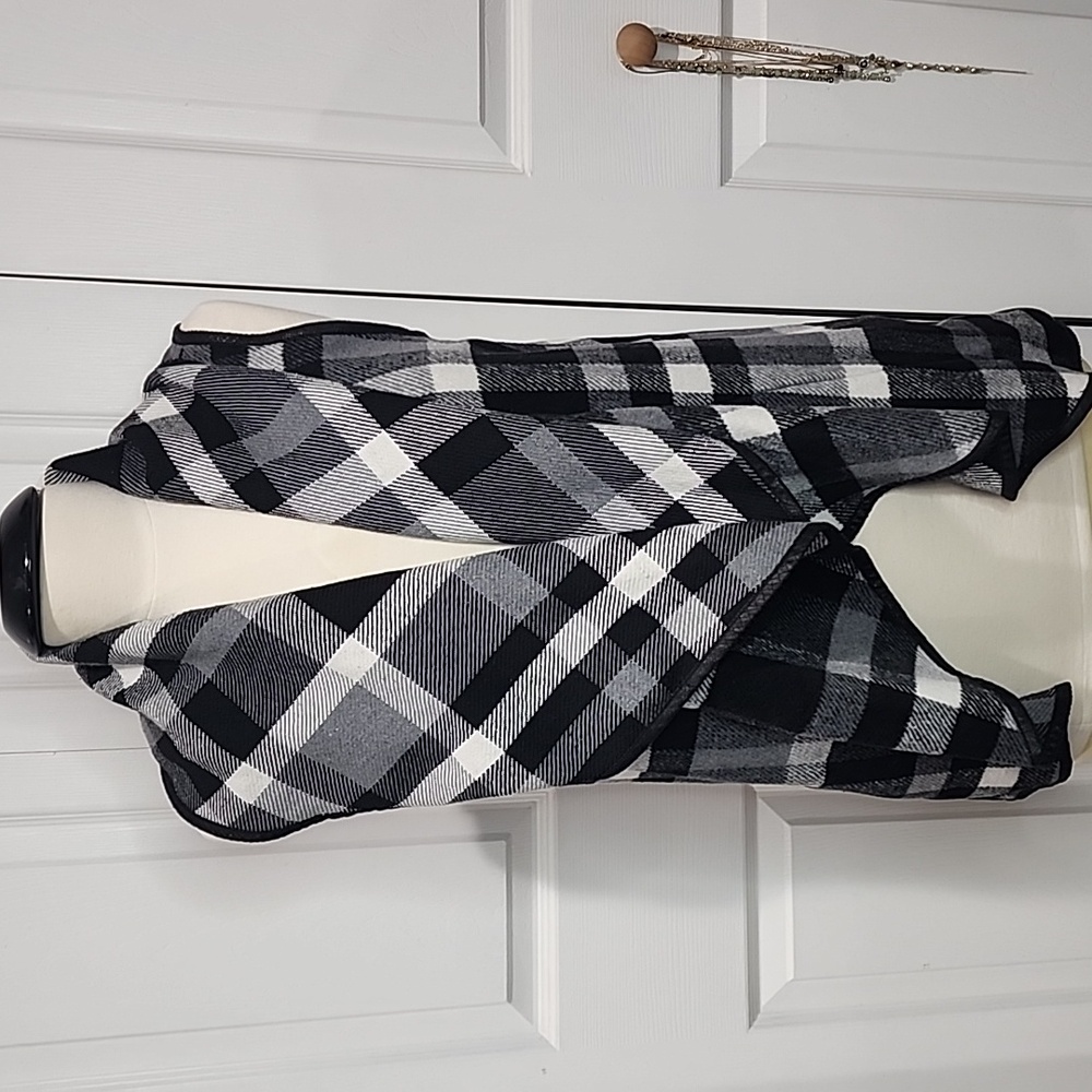 EUC!  Women's Hyfve Black and Gray Plaid Vest Size Medium